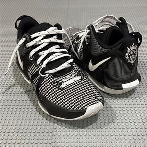 Nike LeBron Witness 7 “Grid” - Men’s Size 8. Great condition- worn only indoors.